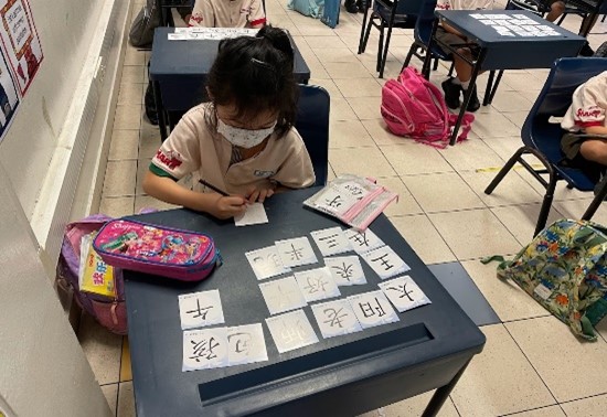 Students use small flashcards to revise the words learning through a fun way